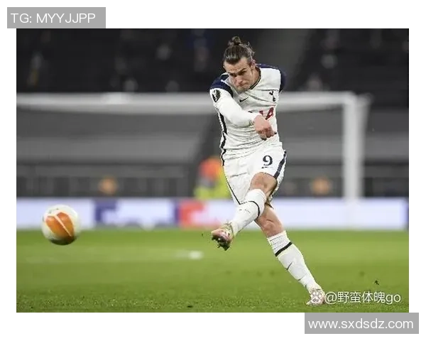 足球球星下蹲瞬间展现力量与技巧 盘点那些令人难忘的精彩时刻